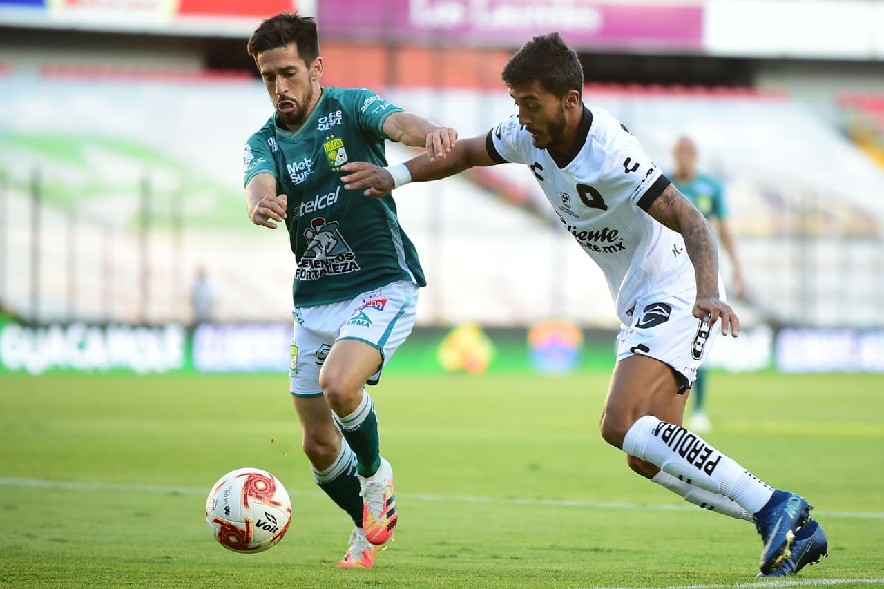 Querétaro no logra penetrar la defensa, por lo que optan por el disparo a larga distancia y comienzan a hacer que Rodolfo Cota salga de su comodidad.