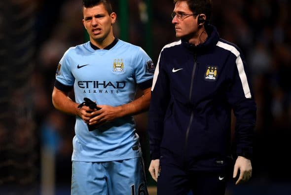 El delantero argentino del Manchester City Sergio Agüero, máximo goleador de la liga inglesa, se marchó lesionado a los cinco minutos de juego del encuentro ante el Everton. El internacional albiceleste sufrió un golpe en la rodilla izquierda y salió del terreno de juego acompañado del personal médico. Agüero tardó unos minutos en comprobar que no podía seguir jugando y no pudo contener las lágrimas al abandonar el césped del Etihad Stadium.