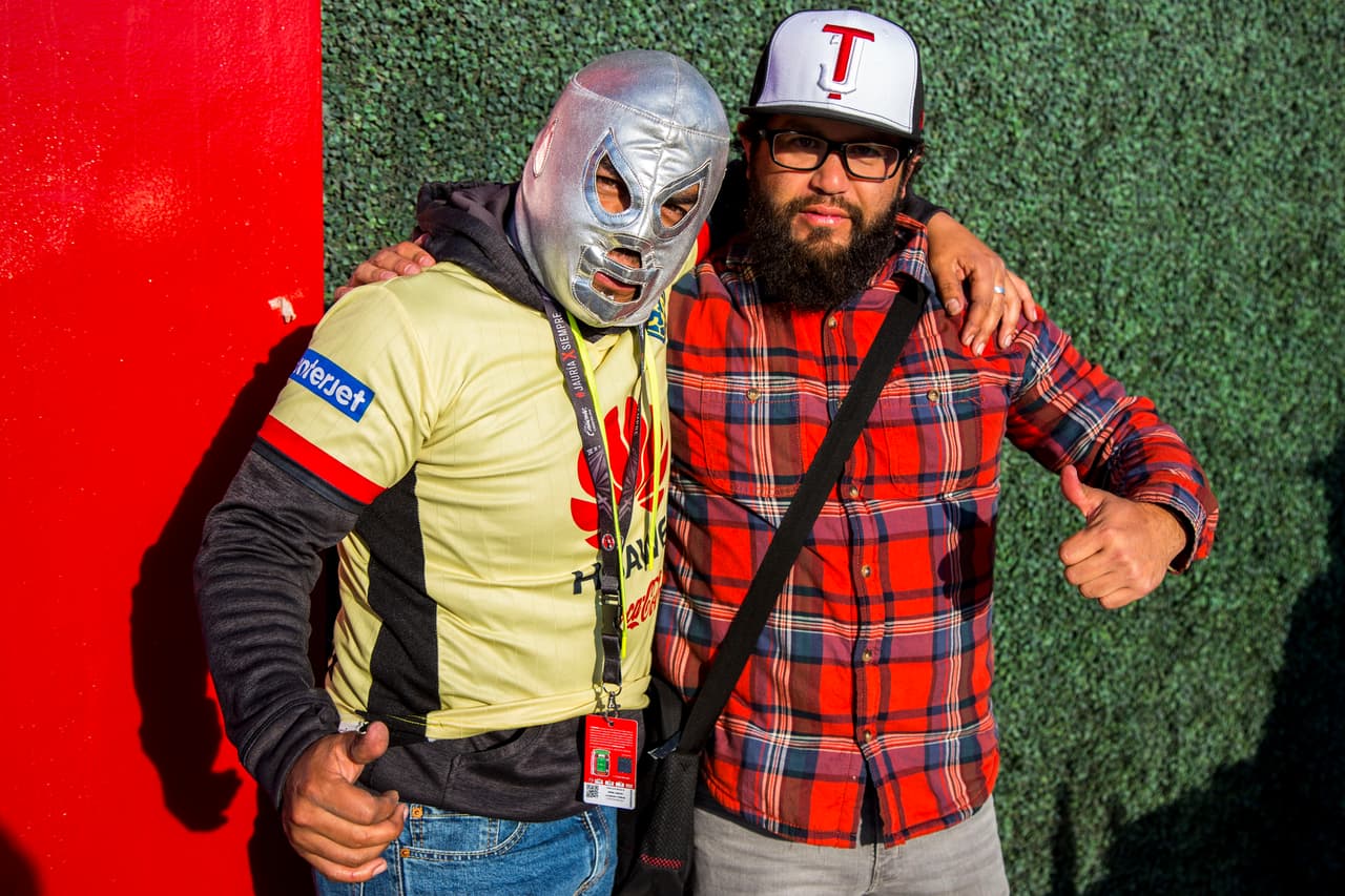 Aficionados de ambos equipos se daban tiempo para intercambiar sus preferencias futboleras.