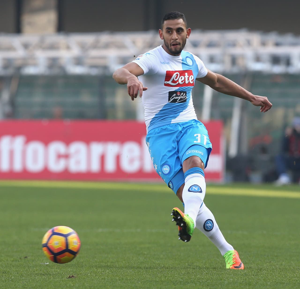 Faouzi Ghoulam (Napoli) está teniendo una buena temporada en Italia, la cual le ha significado el interés de equipos como Manchester City y Paris Saint-Germain.
