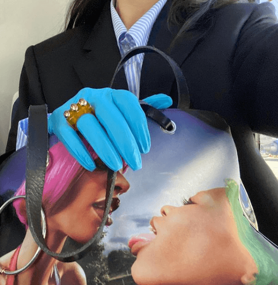 Cuando salió la cantante, una fan no aguantó las ganas de acercársele y corrió hacia ella.