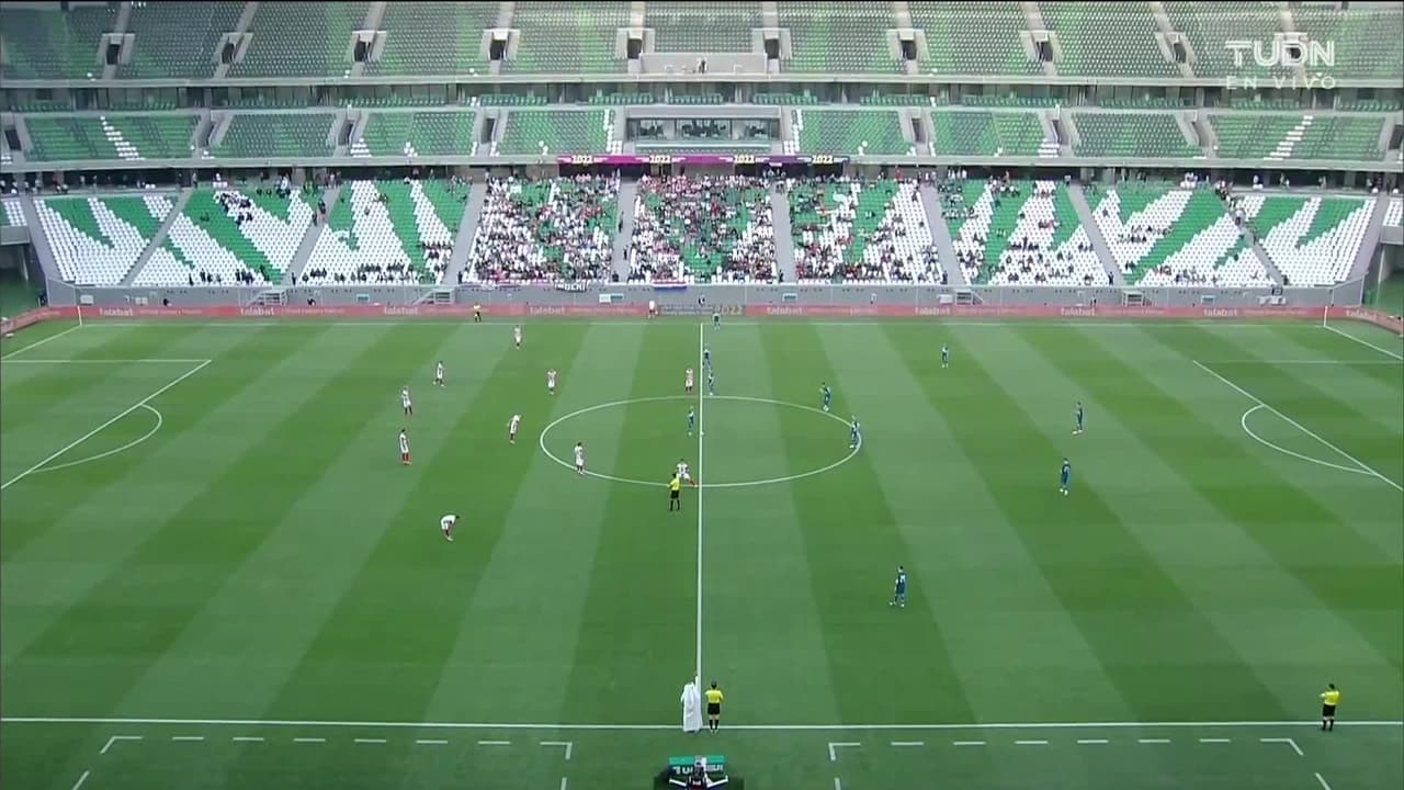 Arranca el partido y la pelota está en juego.
