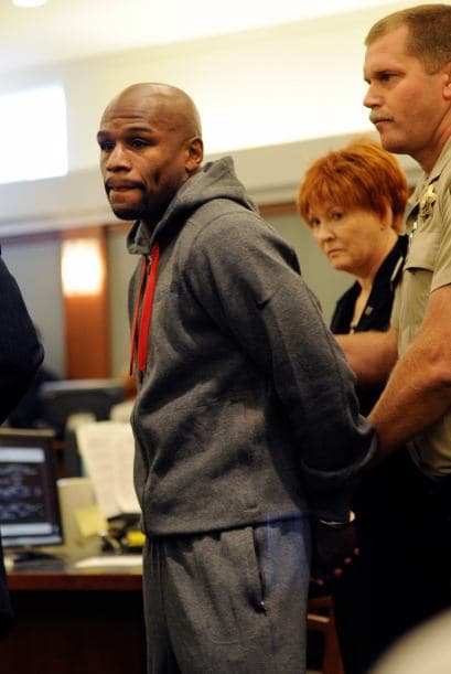 En 2002, Mayweather Jr. acusado por violencia doméstica y por delito menor de agresión. Recibió una sentencia de suspensión por seis meses, dos días de arresto domiciliario y 48 horas de servicio comunitario.