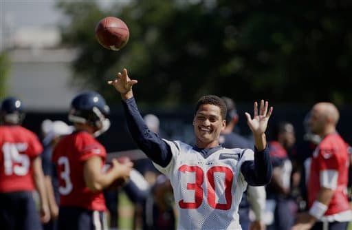Así se divierte la primera selección de los Houston Texans, Kevin Johnson (AP-NFL).