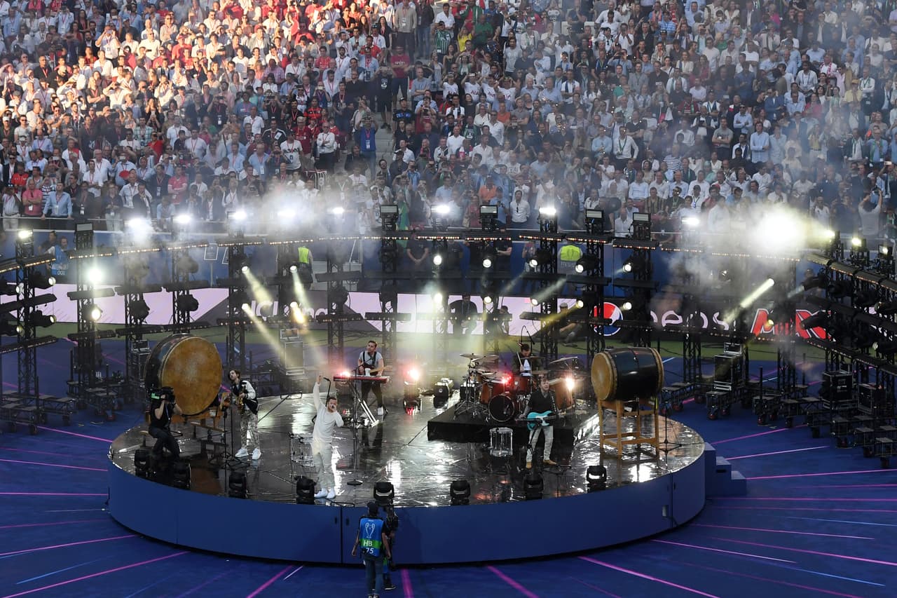 La banda estadounidense Imagine Dragons fue la encargada de prender la fiesta en el Metropolitano con sus populares temas como Thunder, Believer, On Top of The World, entre otros. Luces, fuegos, tambores y coreografías fueron algunos de los ingredientes especiales de su presentación.