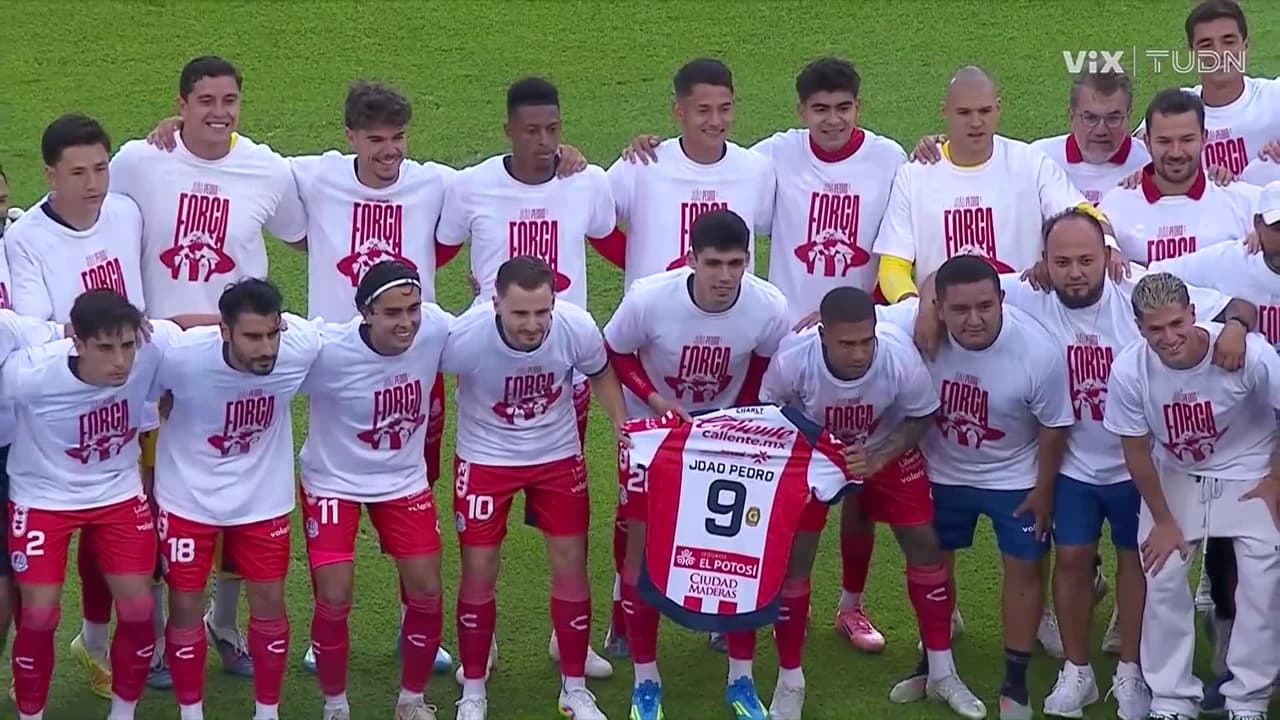 ¡MÁS QUE UN EQUIPO, UNA FAMILIA! Hermoso gesto de los jugadores del San Luis con Joao Pedro tras su desafortunada lesión