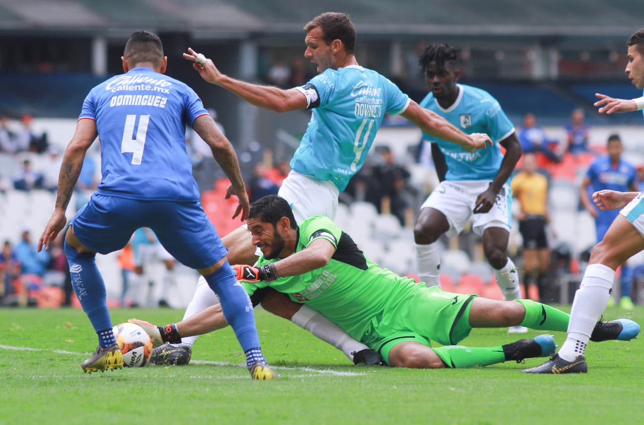 Un error del arquero Chuy Corona por poco le brinda la posibilidad a los Gallos de anotar el gol 10 mil y empatar el marcador al minuto 31'.