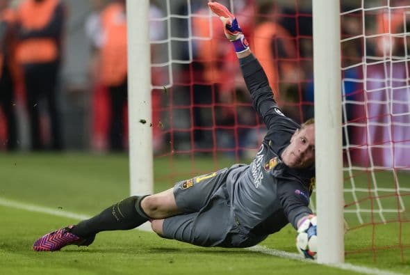 Antes de finalizar el primer tiempo el Bayern estaría cerca del empate con un remate de Lewandowski que atajaría de forma monumental ter Stegen, al final el arquero azulgrana atajaría en la línea de gol.