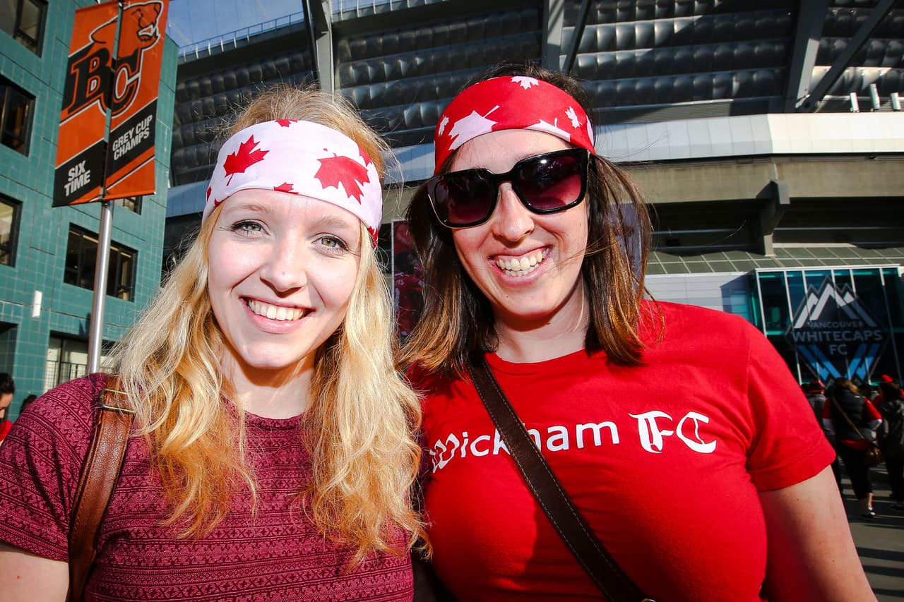 Las guapas fanáticas se hicieron presentes en Vancouver para disfrutar el Canadá vs. México