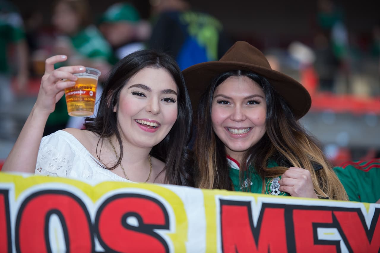 Las guapas fanáticas se hicieron presentes en Vancouver para disfrutar el Canadá vs. México
