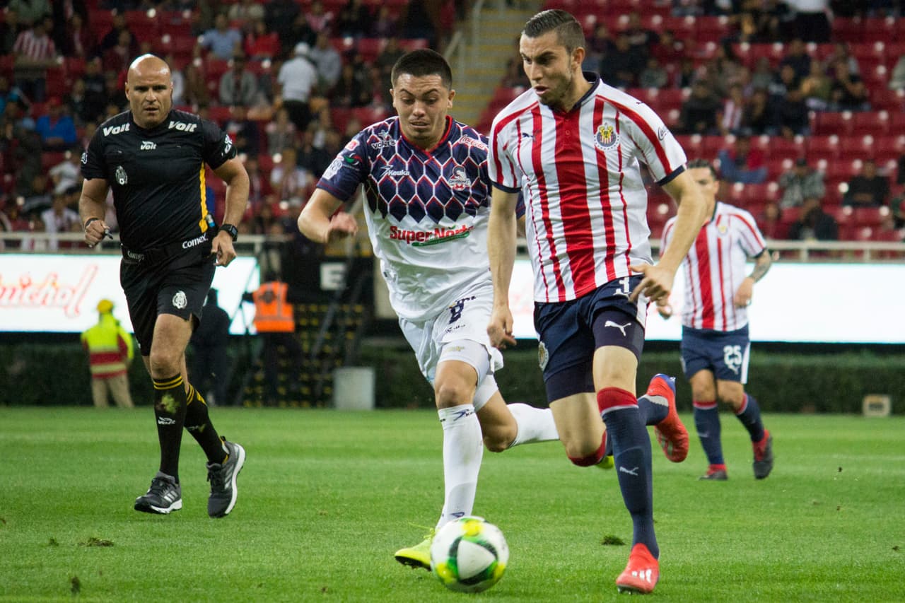 Al reanudarse el partido, con el comienzo de la segunda parte, la tónica no cambió mucho, pues las Chivas siguieron empujando para adelante aunque sin claridad, cabe decir.