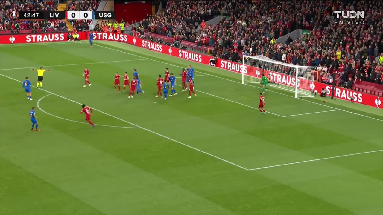 ¡TIRO ATAJADO! disparo por Trent Alexander-Arnold.