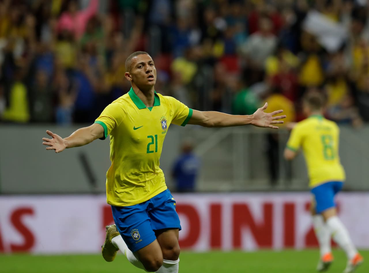 Richarlison (Brasil) - Fue el delantero estrella del Everton en esta temporada que finalizó y ya en los último amistosos, ante Catar y Honduras, marcó dos goles.