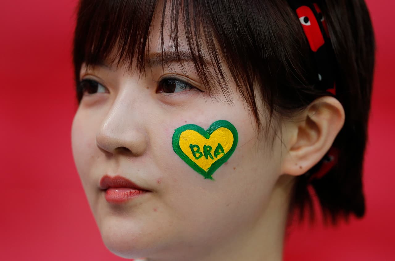Kazan (Russian Federation), 06/07/2018.- A supporter of Brazil prior to the FIFA World Cup 2018 quarter final soccer match between Brazil and Belgium in Kazan, Russia, 06 July 2018. (RESTRICTIONS APPLY: Editorial Use Only, not used in association with any commercial entity - Images must not be used in any form of alert service or push service of any kind including via mobile alert services, downloads to mobile devices or MMS messaging - Images must appear as still images and must not emulate match action video footage - No alteration is made to, and no text or image is superimposed over, any published image which: (a) intentionally obscures or removes a sponsor identification image; or (b) adds or overlays the commercial identification of any third party which is not officially associated with the FIFA World Cup) (Mundial de Fútbol, Bélgica, Brasil, Rusia) EFE/EPA/ROBERT GHEMENT EDITORIAL USE ONLY