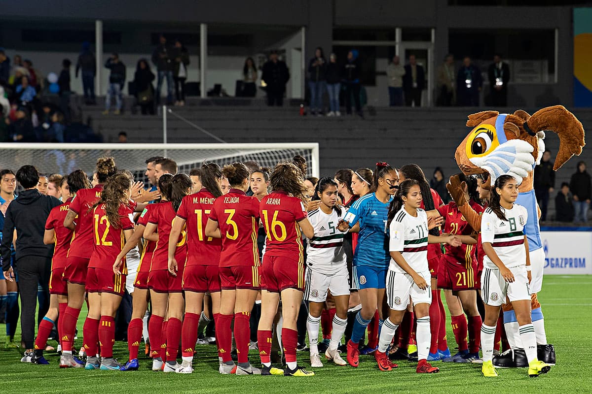 Las jugadoras de España le hicieron pasillo a las mexicanas antes de recibir la premiación respectiva.