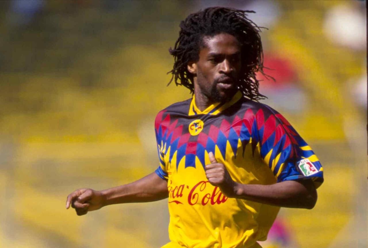 El camerunés Jean Paul Pagal alcanzó cuartos de final con su selección en Italia 90 y con ese logro arribó al América en 1994, pero la actuación de este volante estuvo lejos de las expectativas.