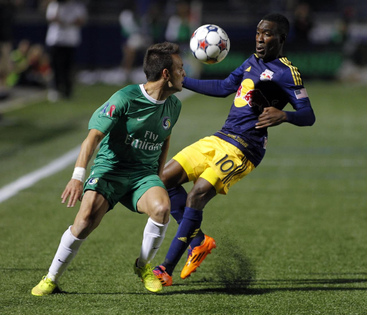 Lloyd Sam controla ante la marca de Ayoze en el cruce de 2014.