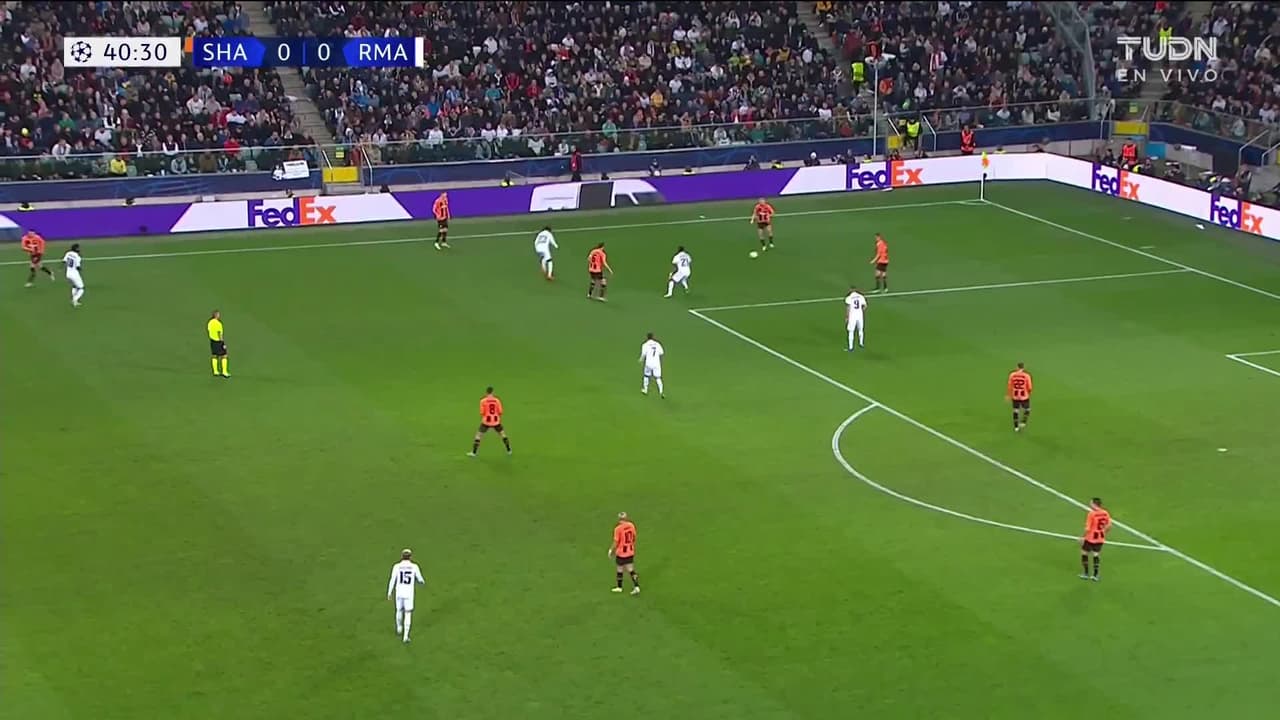 ¡TIRO ATAJADO! disparo por Federico Valverde.