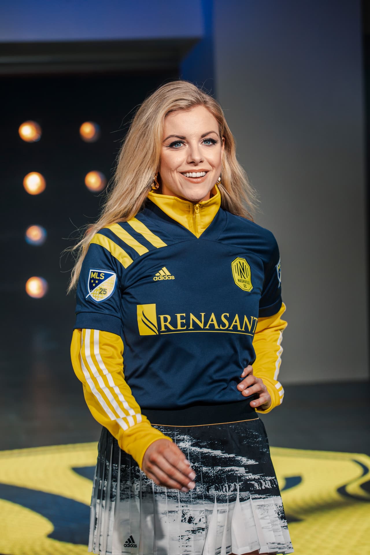 La música country también estuvo presente. La cantante Lindsay Ell mostró la camiseta secundaria de Nashville SC, uno de los dos equipos que debutarán en MLS este año.
