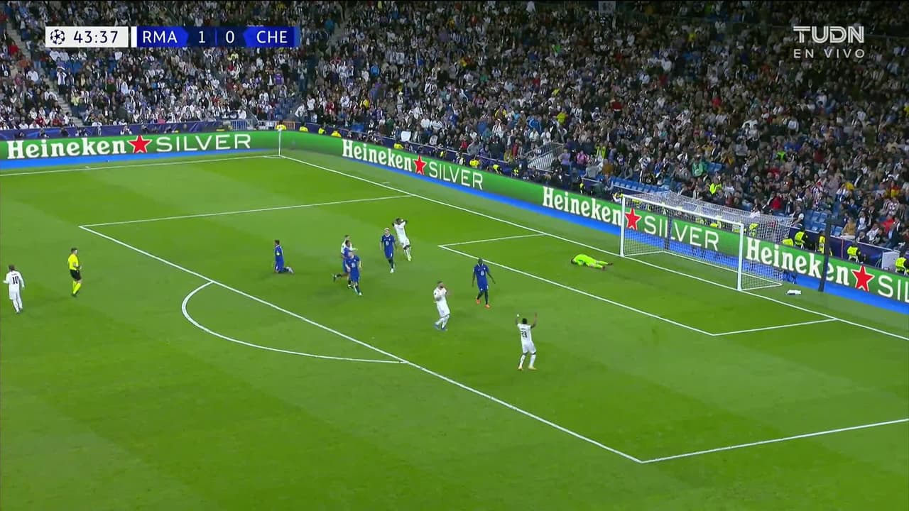 ¡TIRO ATAJADO! disparo por Federico Valverde.