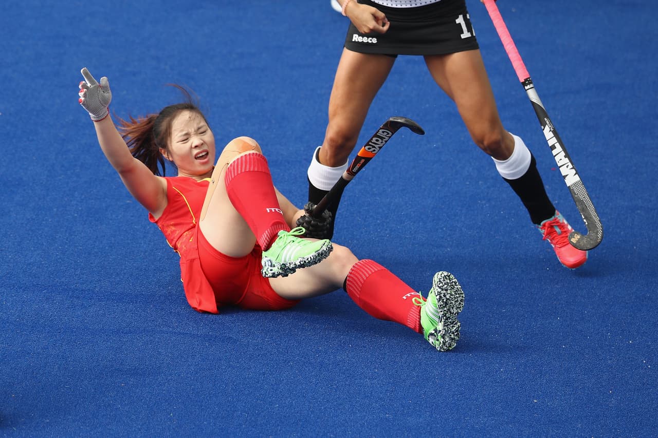 La atleta Yang Peng (China) se desploma en el partido de hockey ante Alemania.