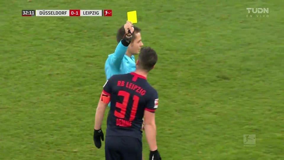 Tarjeta amarilla. El árbitro amonesta a Diego Demme de RB Leipzig