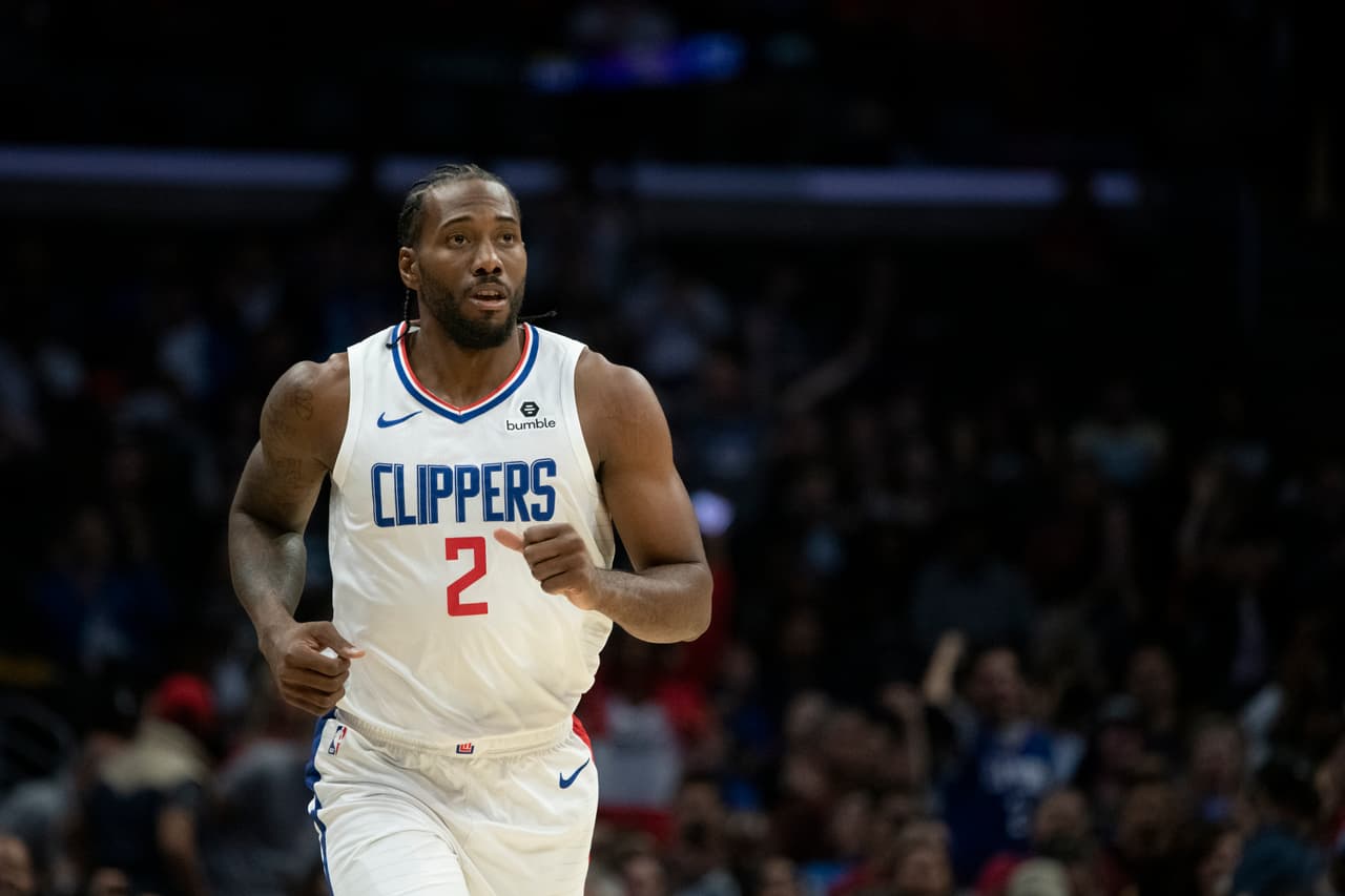 Kawhi Leonard. A pesar de tener una adolescencia complicada, salió avante. Jugó para la Universidad Estatal de San Diego y, aunque en el draft de la NBA fue elegido por los Indiana Pacers en 2011, lo traspasaron a San Antonio Spurs.