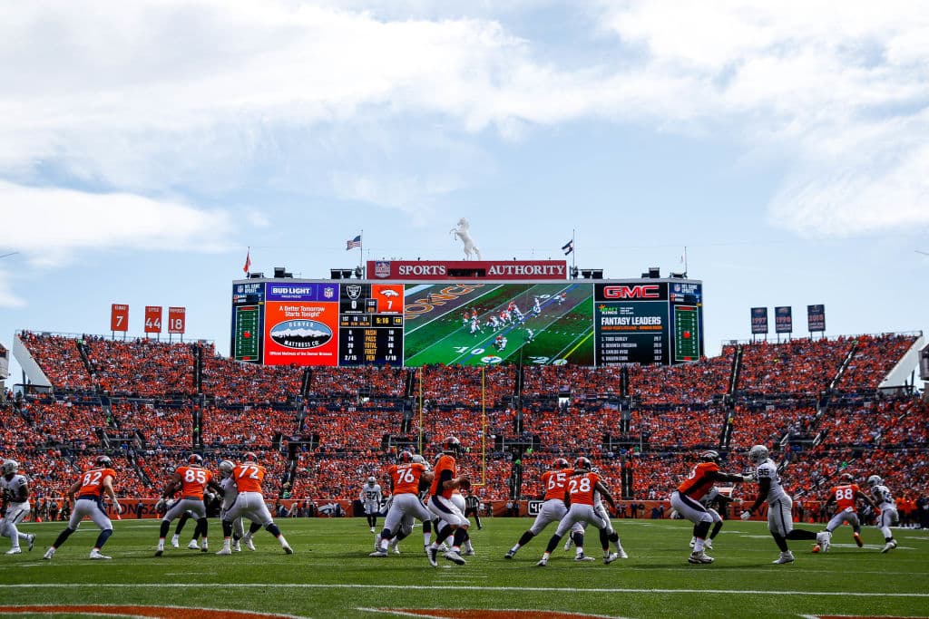 Los Broncos dominarían el primer cuarto y se irían con la ventaja 10-0.