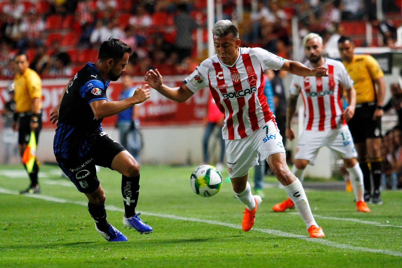 Daniel Álvarez intentó desbordar pero no pudo generar peligro para los locales ante una buena marcación de los defensores de Gallos Blancos.