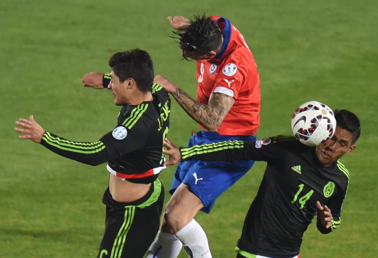 Chile intentaría meterse de nuevo en el partido y apretaría a los mexicanos, pero ya para esos momentos la zaga azteca se encontraba mejor organizada.