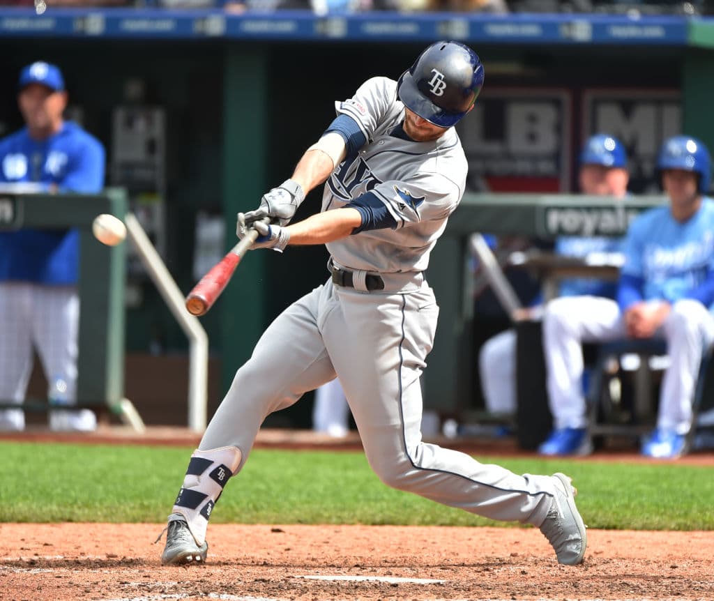 El partido llegó empatado a la novena entrada y Brandon Lowe se enredó con la pelota de esta manera.