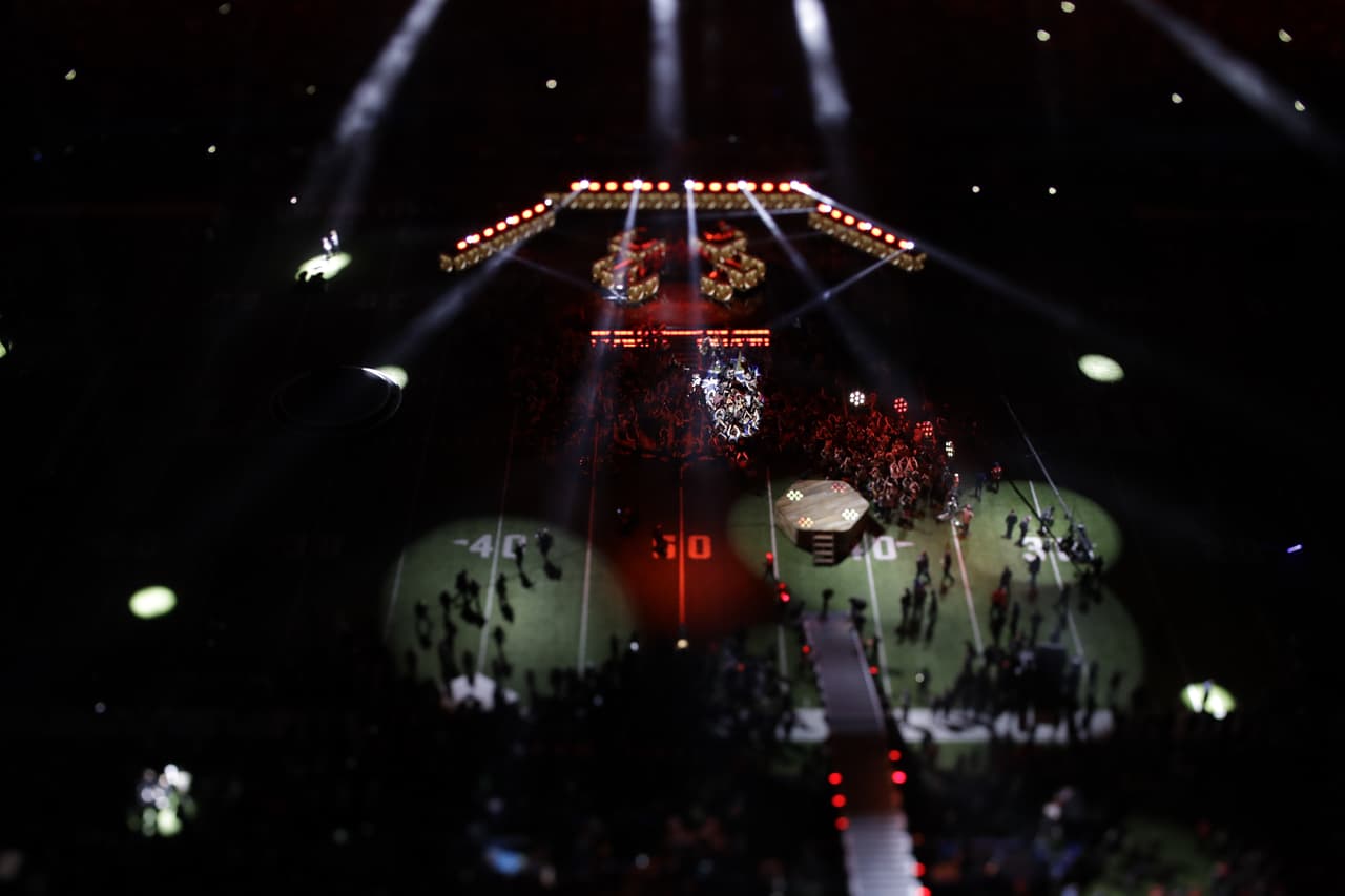 El popular cantante se presentó en el show de medio tiempo del partido entre New England Patriots y Philadelphia Eagles con sus éxitos de hoy y siempre.