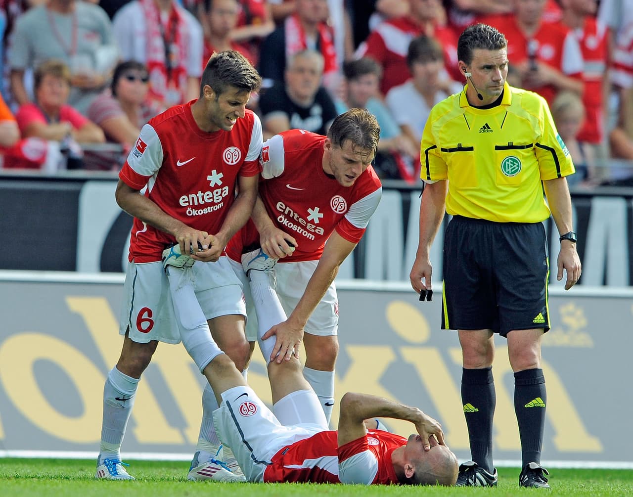 El colombiano Élkin Soto sufrió una impactante lesión con Mainz contra el Hamburgo, cuando al rematar chocó con un rival y su rodilla izquierda se dobló. Estuvo casi un año fuera de las canchas.