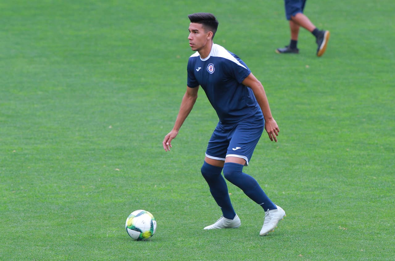 Este martes 25 de junio los integrantes del Cruz Azul se entrenaron en La Noria con Pedro Caixinha dirigiendo la práctica. Estuvo presente Ricardo Peláez, director deportivo del equipo Celeste. En el entrenamiento estuvieron ausentes los jugadores que pertenecen a alguna selección del continente americano que por ahora disputan la Copa Oro o la Copa América. Pero se vio a los lesionados Elías Hernández y Stephen Eustaquio integrados de lleno. Estuvieron también jugadores como Édgar Méndez y Martín Cauteruccio, vinculados a salir del club. Esto fue lo que hizo La Máquina hoy.