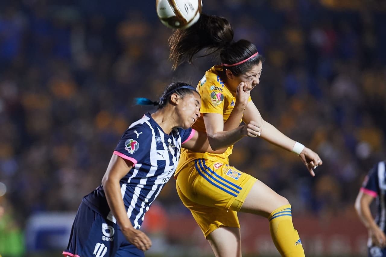Con goles de Belén Cruz por parte de Tigres y gol de Ania Mejía para Monterrey, las regias empatan en el volcán, en la ida de la final de la Liga MX Femenil.