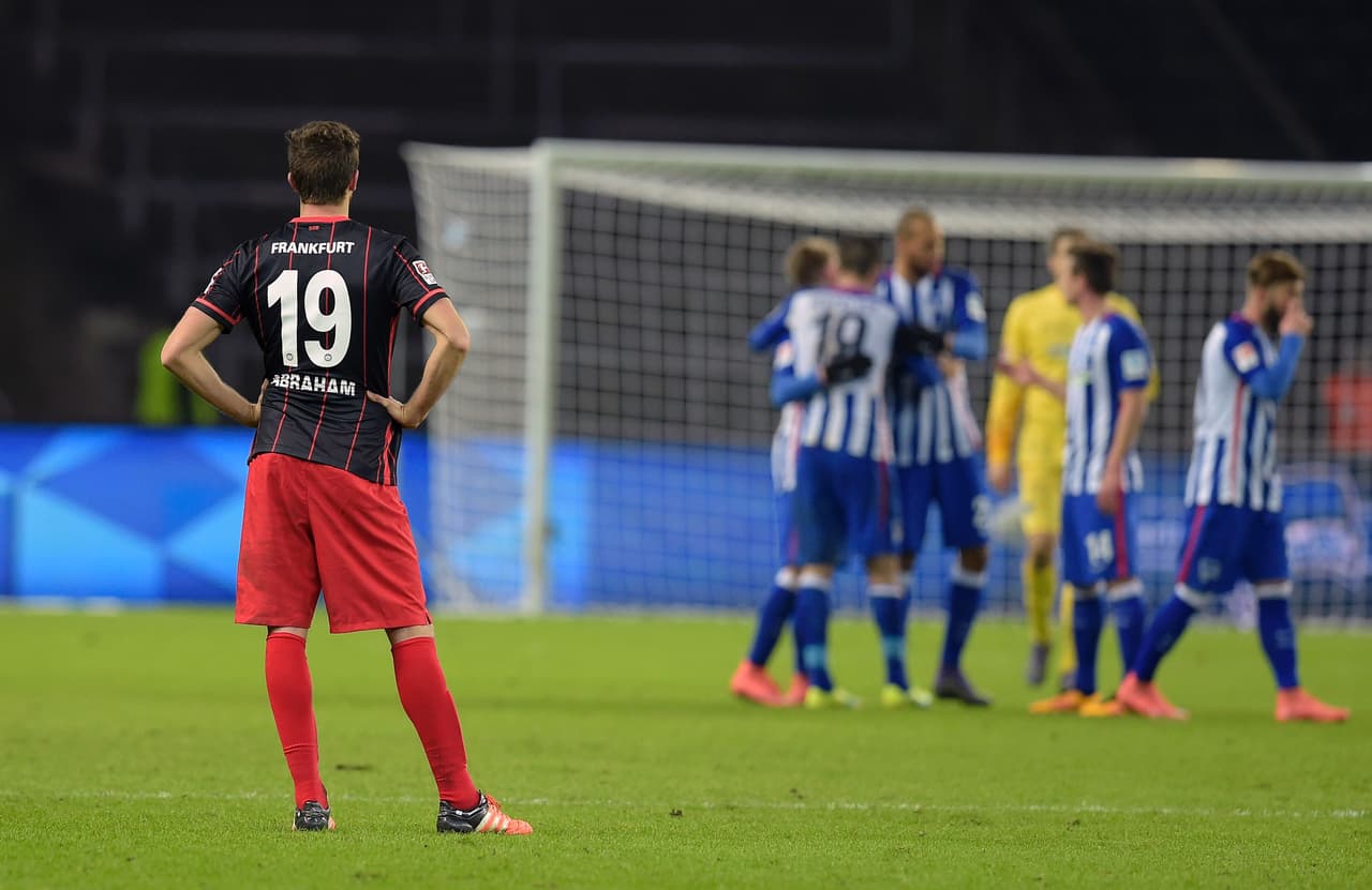 Marco Fabián juega los 90 minuto en la caída del Eintracht Frankfurt con Hertha Berlín