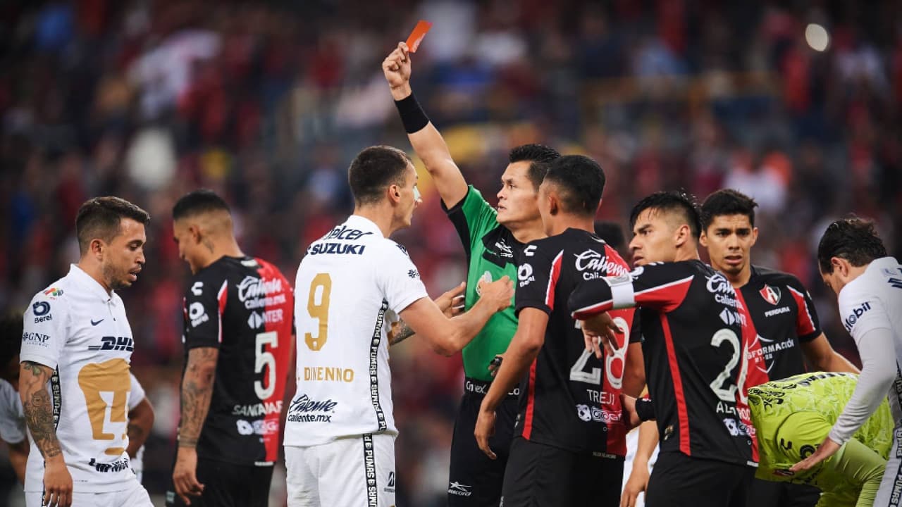 Pumas protesta expulsión de Dinenno con la Comisión Disciplinaria