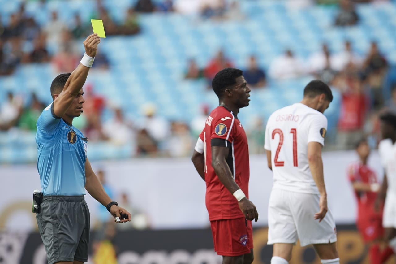 Para Cuba fue un partido con el que cierra su participación en la Copa Oro y que refleja lo que fue el torneo para este equipo: un rotundo desastre. En este cotejo tuvieron dos tarjetas amarillas en la primera mitad por faltas violentas.