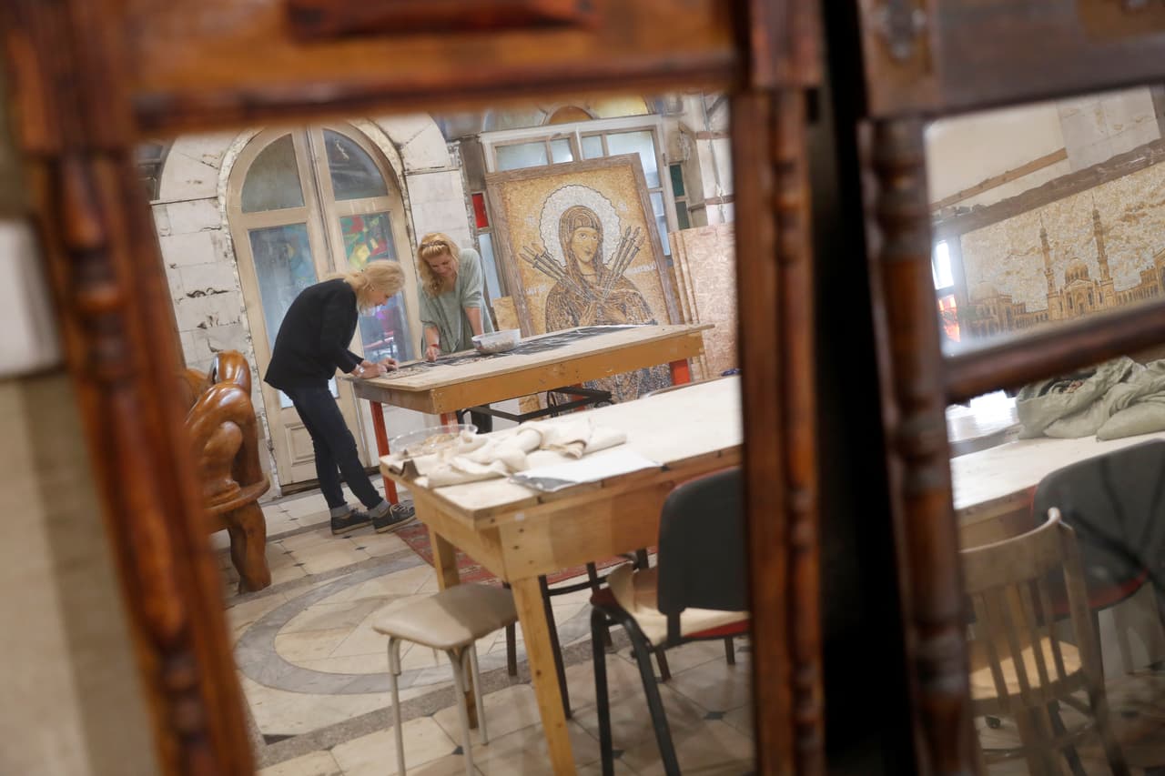 Se trata de Anna Solnechnaya (gris) y su aprendiz Elena Kamasheva (negro), que trabajan en su taller en Kazan en este genial proyecto.