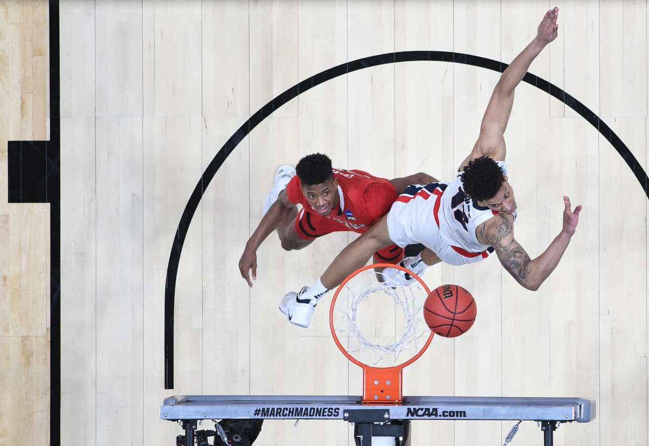 Jarrett Culver (izq) se lució con 19 puntos para la causa de los Red Raiders quienes se clasificaron por primera vez en su historia al Final Four. Texas Techa ha sido una escuela más proclive al éxito en el fútbol americano.