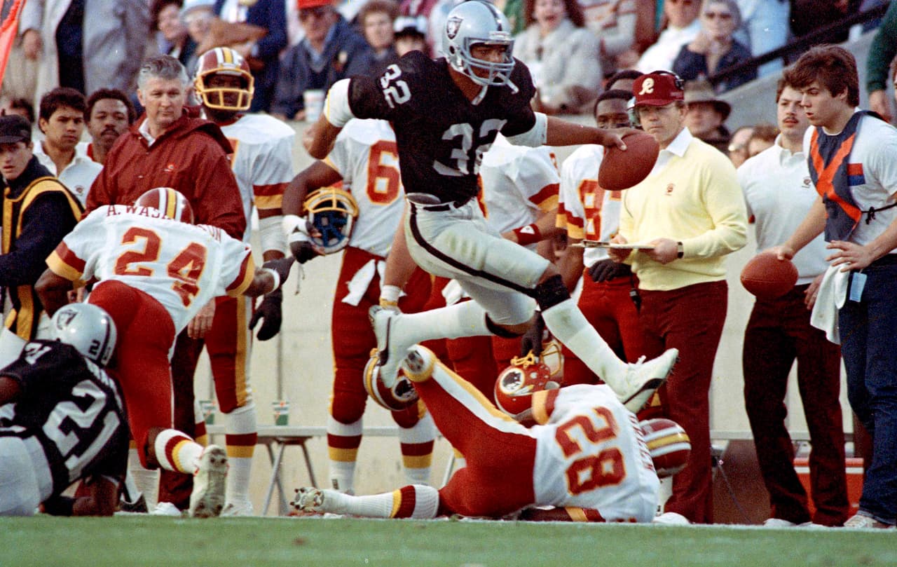 Super Bowl XVIII (Washington Redskins 9-38 Oakland Raiders) | El SB lo albergó el Tampa Stadium (Big Sombrero). MVP: Marcus Allen (RB Oakland). Costo comercial de 30 segundos: 368 mil dólares.