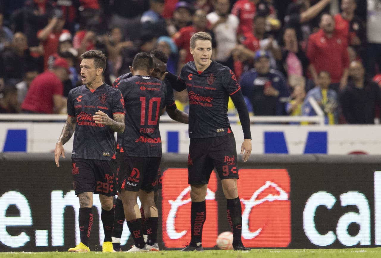 El festejo de los rojinegros tras el tanto de Quiñones en el Jalisco.