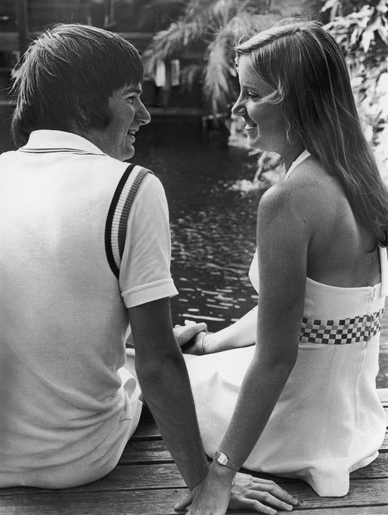 <b>Jimmy Connors</b> y 
<b>Chris Evert.</b> La pareja deportiva de la década de 1970: Evert era la novia de Estados Unidos, ganando sus primeros Grand Slams a los 19 años en 1974 y, finalmente, ganando 18 en total, a pesar de saltarse el Abierto de Australia y el Abierto de Francia 12 veces, como era más común en aquellos días. Connors fue un precursor de John McEnroe, un 'chico terrible' que también irrumpió en la escena en 1974, barriendo en sus Grand Slams ese año. Los dos estaban comprometidos, pero rompieron a finales del 74. En sus memorias, Connors contó polémicamente una historia íntima y privada que pertenece a Evert y la usó como una razón para la ruptura.