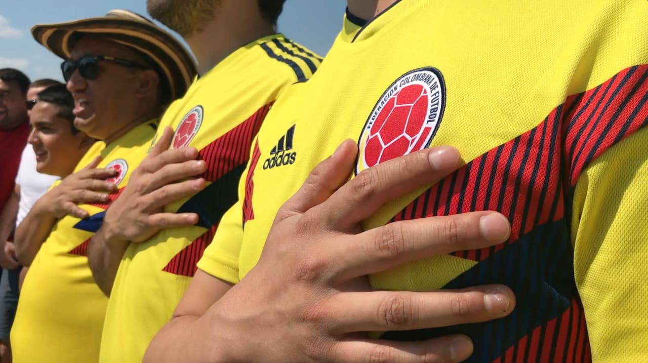 Aficionados de Colombia y Polonia jugaron una cascarita en las calles de Kazán