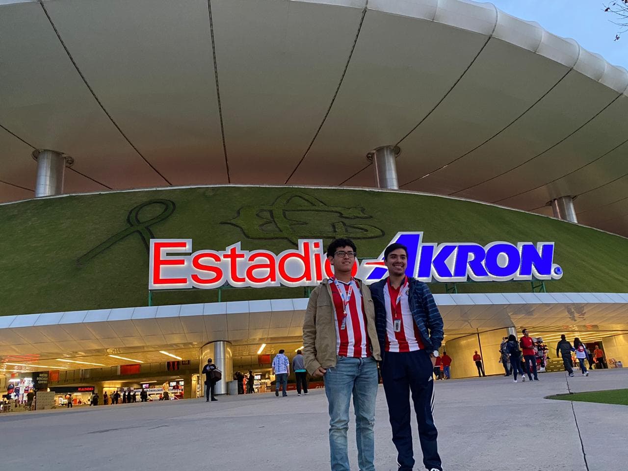 Cae la noche en Guadalajara y el Estadio Akron se alista para albergar el Chivas vs Toluca.