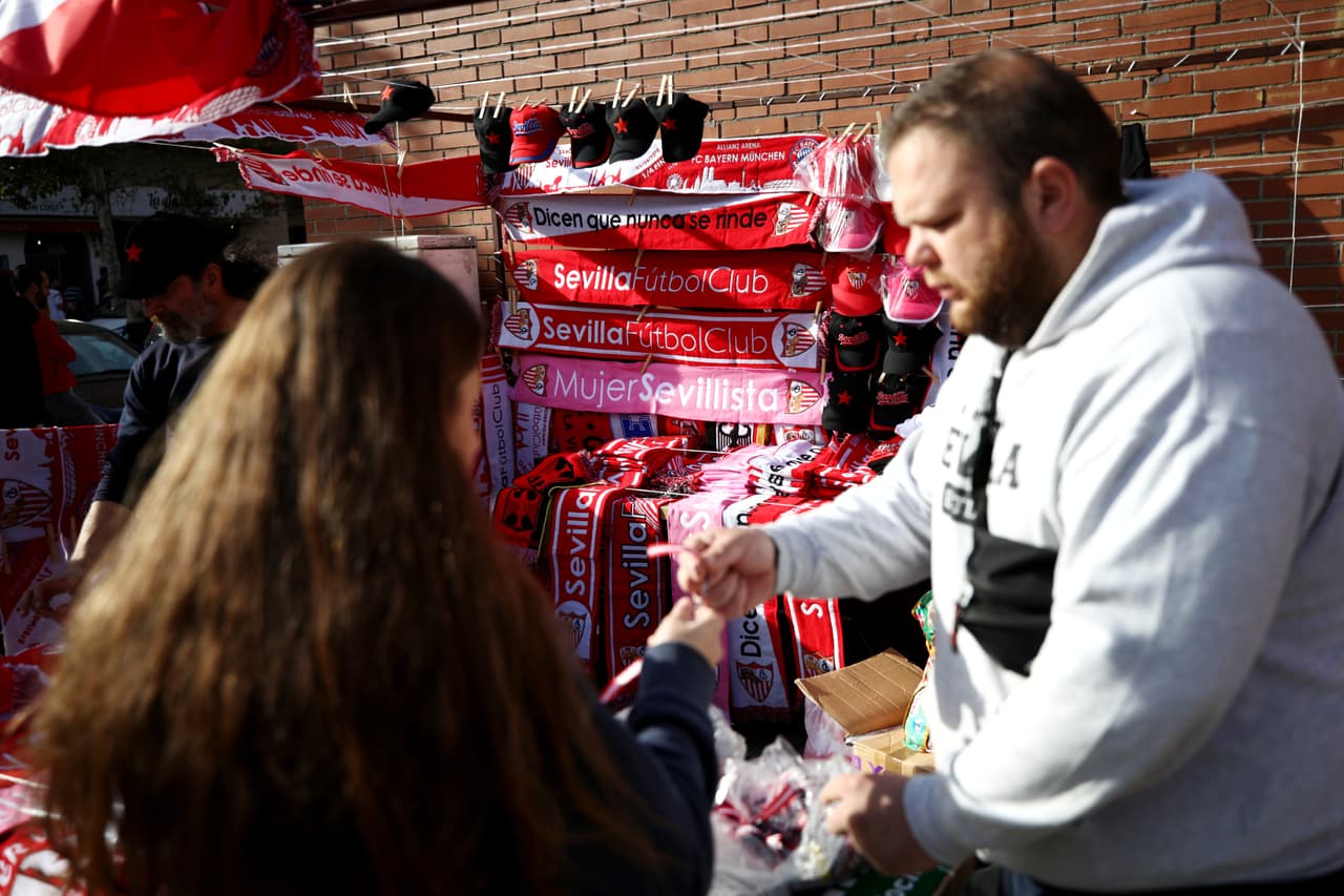 Los aficionados del Sevilla y los del Bayern Múnich se juntaron en el Ramón Sánchez Pizjuán para presenciar el duelo de cuartos de final de la Champions League. Mucho colorido, alegría y buen ambiente en la capital de Andalucía.
