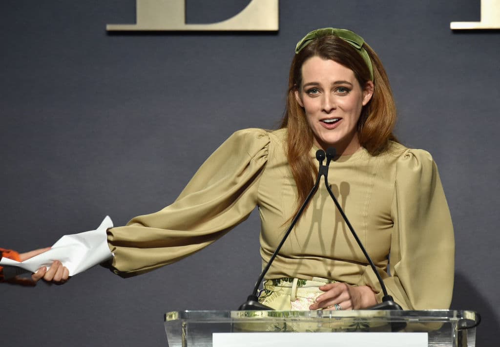 Rápidamente se siente a gusto en ese grupo de jóvenes, al que también pertenece Jake y adopta su estilo de vida, entre veladas bañadas en alcohol, pequeños delitos e historias de amor…
<br>