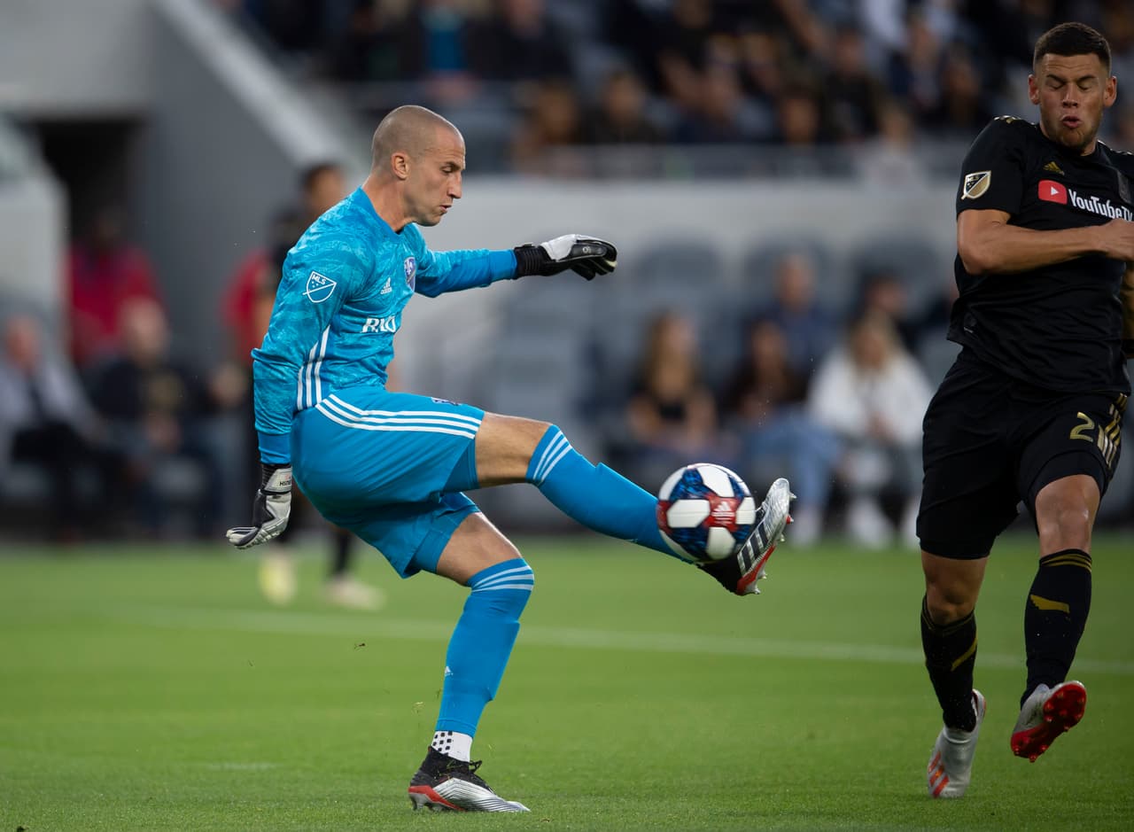 Este error del arquero Evan Bush (izquierda) le permitió a Christian Ramirez (derecha) anotar el primer gol de los locales al minuto 7'.
