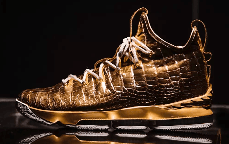 Mientras LeBron James se alista para continuar su carrera con un nuevo reto, enfundado en la camiseta de los Lakers de Los Ángeles, los tributos al astro de la NBA no dejan de llegar. Y son costosos.