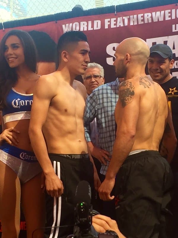 Leo Santa Cruz y Kiko MArtínez cara a cara luego del pesaje.